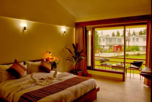 En eller flere senge i et værelse på Goroomgo Luxury Palm Bhimtal - Luxury Room - Excellent Customer Service - Best Seller