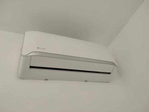 a white microwave oven sitting on a white wall at Villa Chimera in Pachino