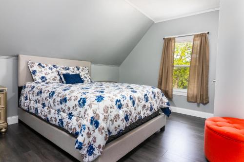 1 dormitorio con cama y ventana en The Wheel of Fortune Duplex- 8BR Free Parking, Minutes From Falls & Casino en Niagara Falls