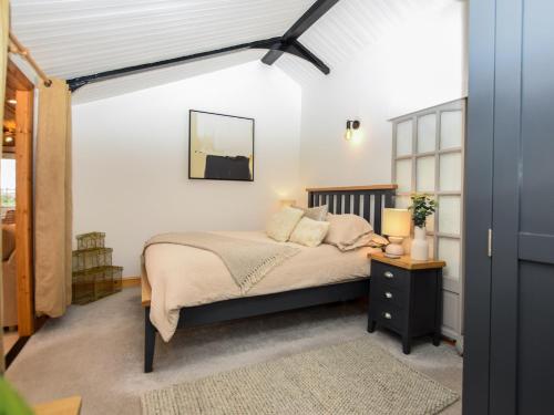 um quarto com uma cama e uma mesa com um candeeiro em 1 bed in Spalding 75073 em Surfleet