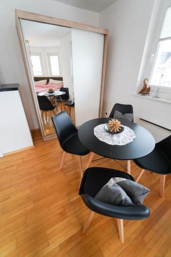 a dining room with a table and chairs and a mirror at Schlafgut Küssler - 70m vom City Express in Zell am See