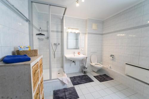 ein Bad mit einem Waschbecken, einem WC und einer Dusche in der Unterkunft Schlafgut Küssler - 70m vom City Express in Zell am See