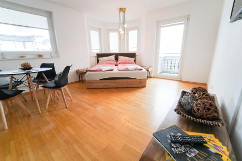 a bedroom with a bed and a table and chairs at Schlafgut Küssler - 70m vom City Express in Zell am See