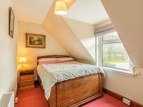 um quarto com uma cama e uma janela em 4 Bed in Kinlochewe CA179 em Kinlochewe