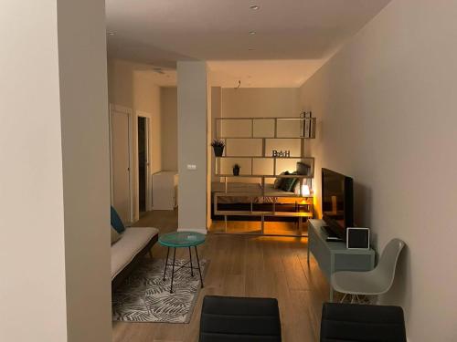 sala de estar con sofá y cama en Apartamento moderno de 70 metros a 300 metros de la playa en Valencia