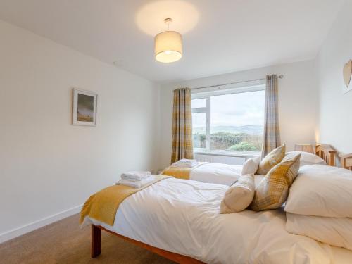 a bedroom with two beds and a window at 3 Bed in Dumfries 77430 in Auldgirth