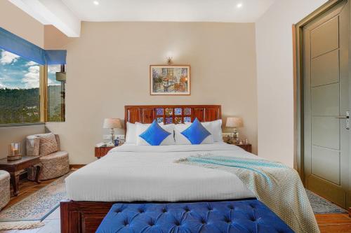 Ένα ή περισσότερα κρεβάτια σε δωμάτιο στο SaffronStays Edelweiss Estate Bluebell House