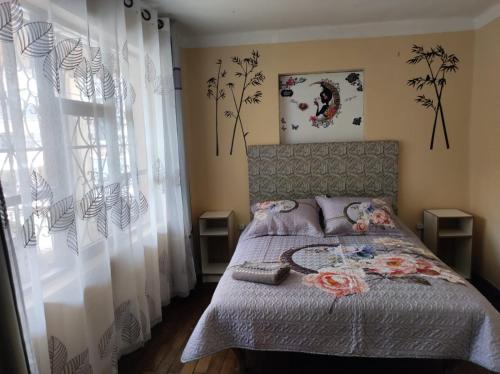 um quarto com uma cama e uma janela com cortinas em Goldenball em Cochabamba