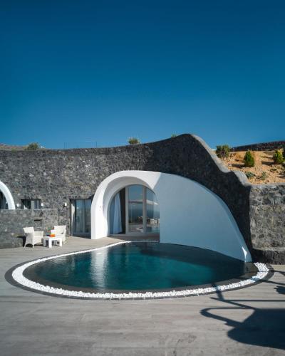 Bazén v ubytování Danae Suites Santorini nebo v jeho okolí