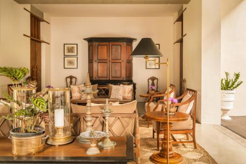 a dining room with a table with chairs and a table sidx sidx sidxktopktop at Ishq Colombo in Colombo