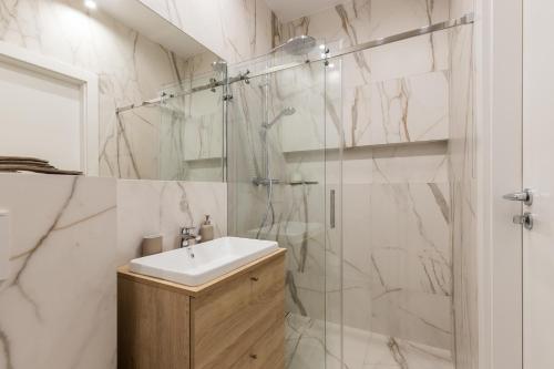 łazienka z umywalką i prysznicem w obiekcie LET'S SEA - 4 Person - Premium Baltic Apartment with Sea View nad SPA access w Gąskach