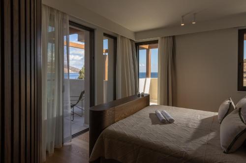 Katil atau katil-katil dalam bilik di Beachfront Linum Escape Retreat with a Heated Pool