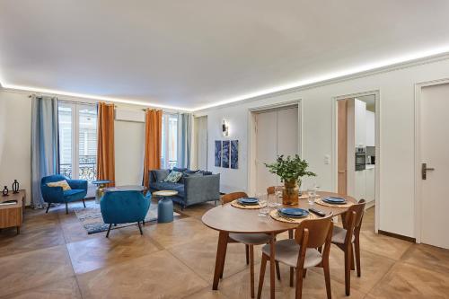 un salon avec une table et des chaises dans l'établissement Apartment Le Marais by Studio prestige, à Paris