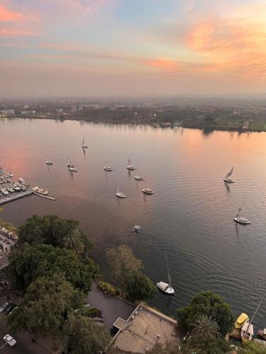 شقة فاخرة بإطلالة مباشرة على النيل الدور 23 Luxury Nile View Apartment 23rd Floor