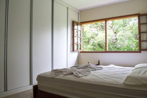 um quarto com uma cama com uma janela em Sítio da Vovó Dinha em Contagem