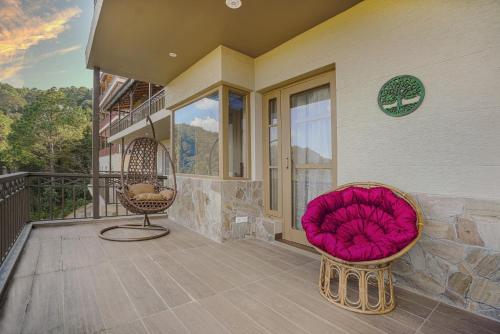 Μπαλκόνι ή βεράντα στο SaffronStays Edelweiss Estate Bluebell House