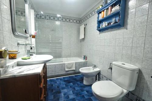 een badkamer met een toilet, een wastafel en een bad bij Apartamento la Fragata Nerja in Nerja