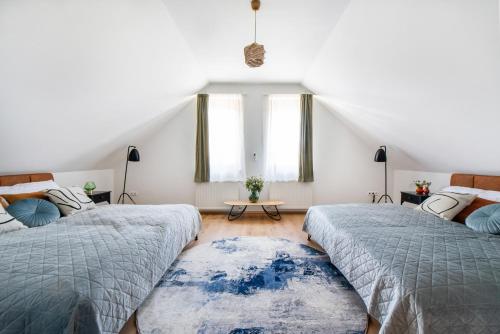 1 dormitorio con 2 camas y ventana en Kőkapocs, en Mindszentkálla