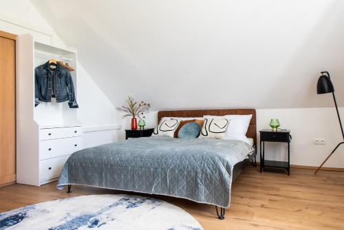 Una cama o camas en una habitación de Kőkapocs