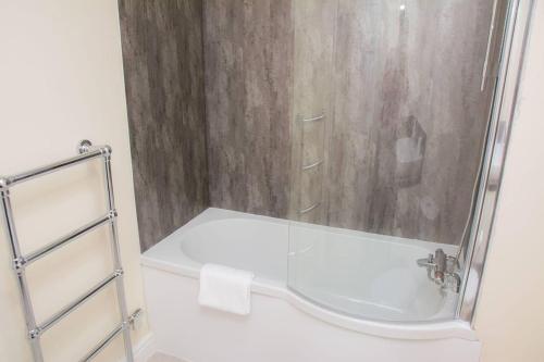 ein Bad mit einer Dusche, einem Waschbecken und einem WC in der Unterkunft Charming 1-Bed Apartment in Stroud in Stroud