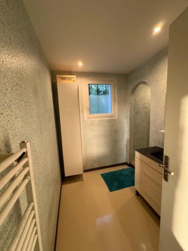 ein kleines Zimmer mit einer Tür und einem Fenster in der Unterkunft Villa du Parc de Vaugrenier in Villeneuve-Loubet