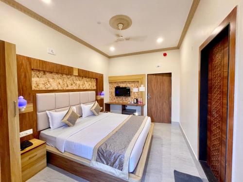 1 dormitorio con 1 cama grande en una habitación en Hotel A One Lagoon ! Puri Swimming-pool, near-sea-beach-and-temple fully-air-conditioned-hotel with-lift-and-parking-facility breakfast-included en Puri