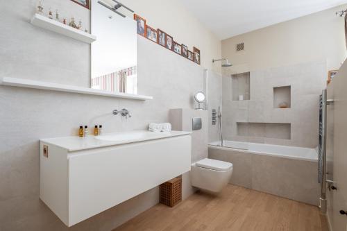 une salle de bain blanche avec un lavabo et des toilettes dans l'établissement Veeve - Hint of the Exotic, à Boulogne-Billancourt
