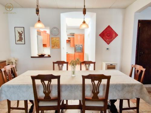 een keuken en eetkamer met een tafel en stoelen bij Holiday House Srečka in Izola