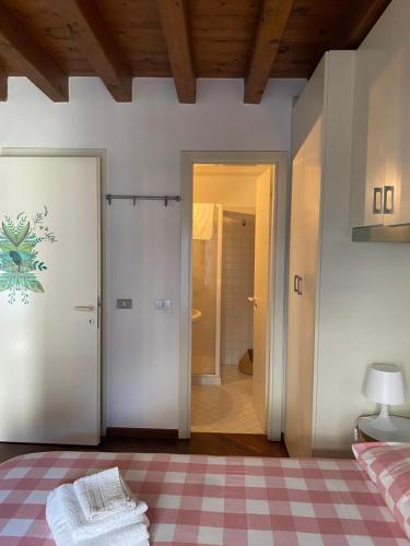 1 dormitorio con 1 cama y suelo a cuadros en appartamento Marsala, en Brescia