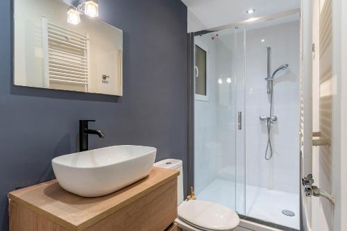 W łazience znajduje się biała umywalka i prysznic. w obiekcie 4212 - AB Poble Sec w Barcelonie