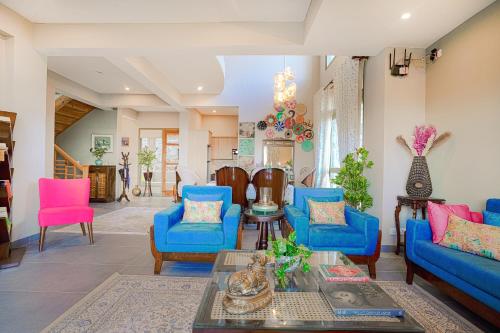 Χώρος καθιστικού στο SaffronStays Edelweiss Estate Bluebell House