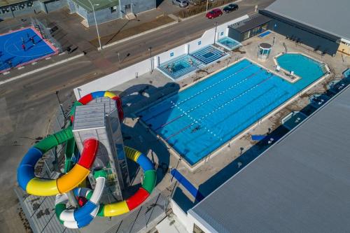 an overhead view of a large swimming pool with aqual at Excellent location in Keflavík at Faxabraut 49. in Keflavík