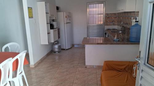 a kitchen with a table and a counter top at Casa Frida Aracaju a 500m da praia in Aracaju