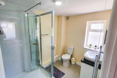 y baño con ducha y aseo. en Charming 2-Bed Apartment in Stroud, en Stroud