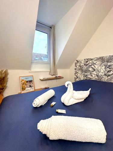 une chambre avec un lit avec des serviettes blanches dessus dans l'établissement Le charme Dubois, à Dijon