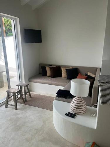 a living room with a couch and a table with a lamp at Casa Olarias in Grândola