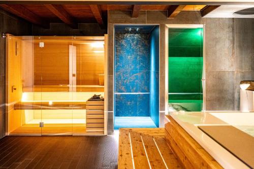 een badkamer met een bad en een glazen douche bij Il Canalotto in Longi