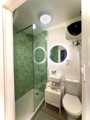 uma casa de banho com um chuveiro, um WC e um lavatório. em Le charme Dubois em Dijon