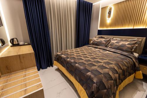 سرير أو أسرّة في غرفة في AMASRA DADAYLI HOTEL