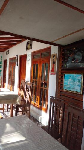 een eetkamer met een tafel en stoelen in een huis bij Tree Cool Resort in Ella