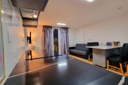 - un salon avec une table et un canapé dans l'établissement Brand New Flat Close To Turnpike Lane Tube Station, à Londres