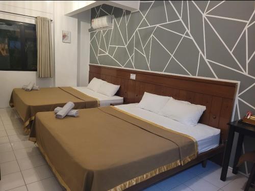duas camas num quarto de hotel com duas camas de cabeceira em Pangkor BeachWalk Studio em Ilha de Pangkor