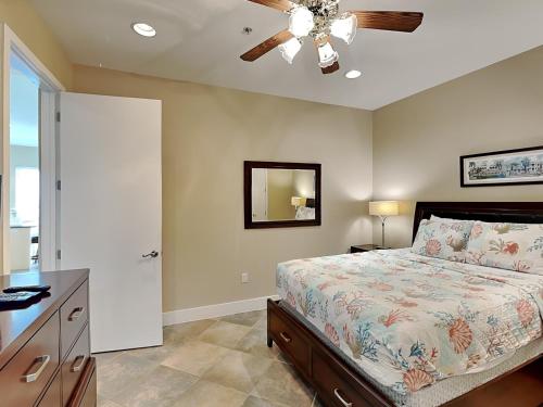 Schlafzimmer mit einem Bett und einem Deckenventilator in der Unterkunft Precious Memories - Diamond Beach 513 in Galveston