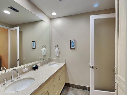 ein Badezimmer mit zwei Waschbecken und einem großen Spiegel in der Unterkunft Precious Memories - Diamond Beach 513 in Galveston