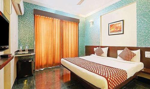 um quarto com uma cama e uma televisão em FabHotel Prime KB's Grand em Shirdi