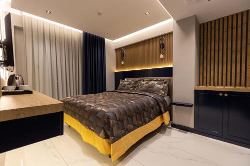 a bedroom with a bed and a desk in it at AMASRA DADAYLI HOTEL in Amasra