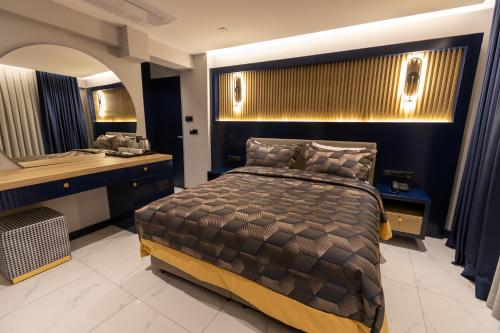 a bedroom with a bed and a bathroom with a sink at AMASRA DADAYLI HOTEL in Amasra