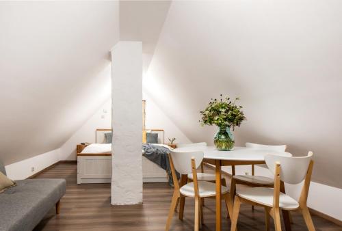 a dining room with a table and chairs at Sarki-ház in Szigliget