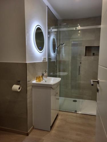 ein Bad mit einem Waschbecken und einer Dusche in der Unterkunft Ferienwohnung Jasmin in Rust