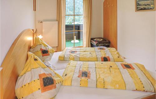 2 camas en una habitación con 2 camas individuales en Beautiful Apartment In Schladming With 1 Bedrooms And Internet en Gleiming